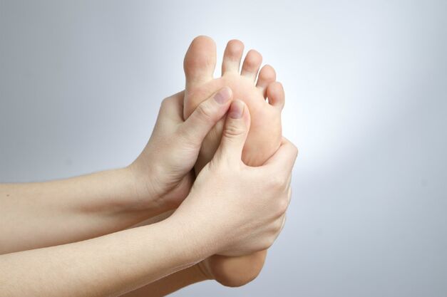 itchy feet due to toenail fungus